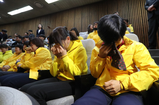 <탄핵가결> 눈물 흘리는 세월호 유가족들      (서울=연합뉴스) 이정훈 기자 =세월호 유가족들이 9일 오후 국회 본회의장에서 박근혜 탄핵소추안이 가결되자 눈물을 흘리고 있다. 2016.12.9      uwg806@yna.co.kr  (끝)